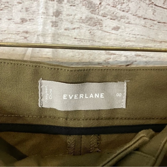 Everlane the Fixed-Waist Stretch Cotton Pant in Olive Green. - Picture 9 of 10